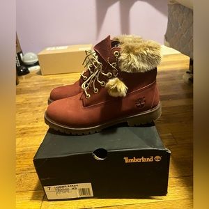 Maroon fur timberlands women’s